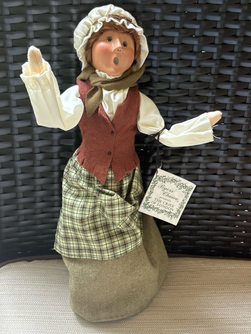 2001 Byers Choice Caroler The Cries of London Woman Fish Monger Figure With Tag